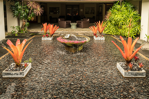Hawaii Outdoor Courtyard #3_Getty_MattAnderson